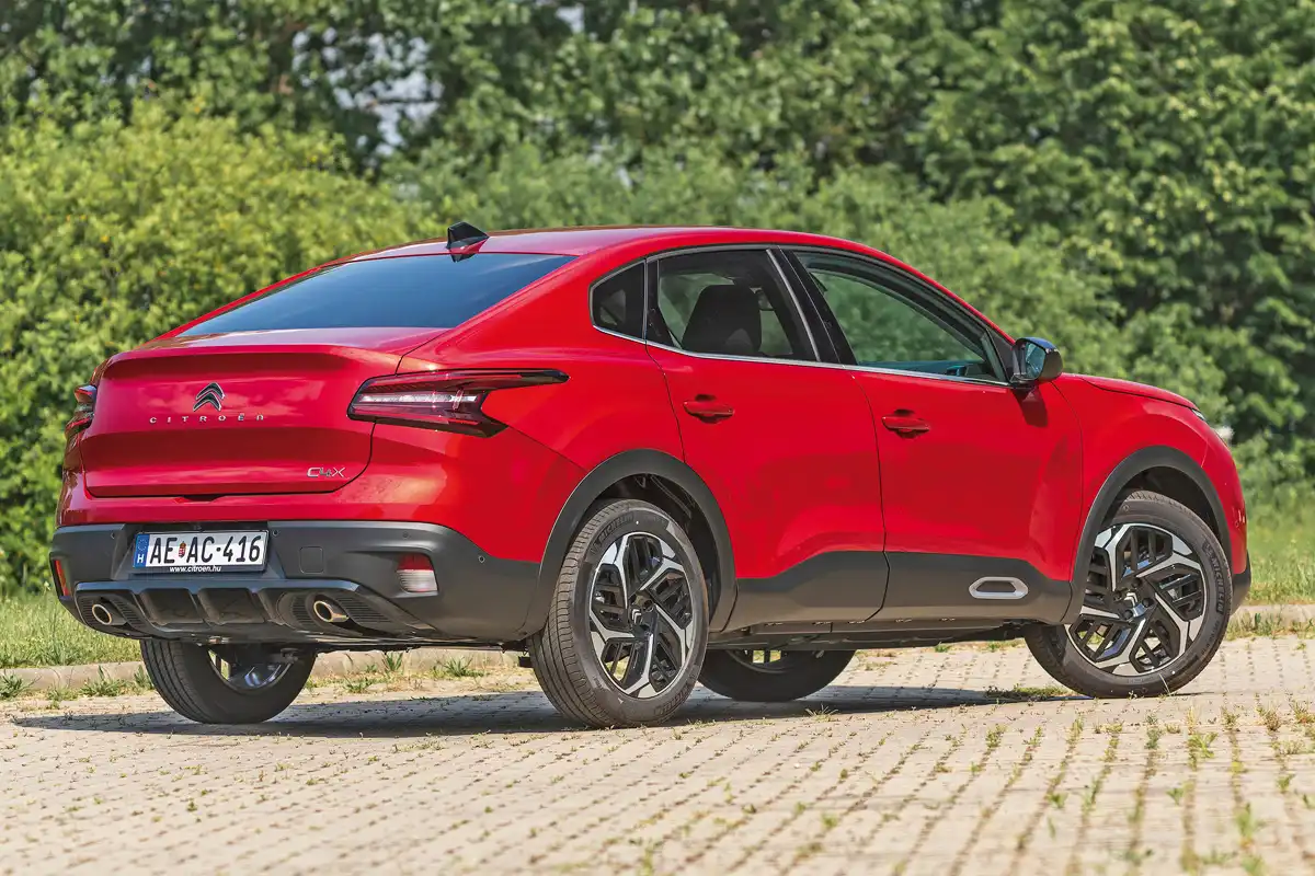 Innen nézve mutat másképpen a Citroën C4 X, a dupla kipufogó sportos látszatát sem a teljesítmény, sem az autó karaktere nem indokolja