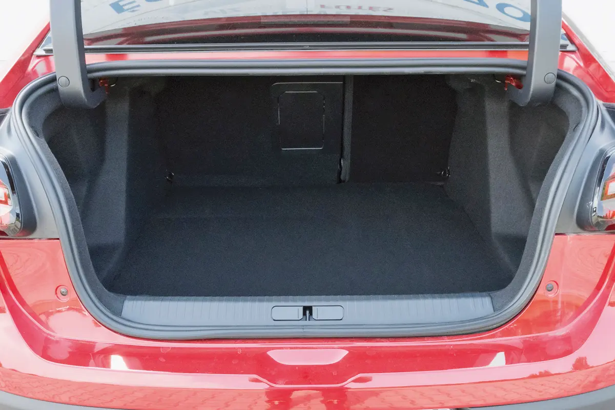 Ebben rosszabb a Citroën C4 X, mint a normál C4: a szűkebb nyíláson át nehezebben pakolható a csomagtartó, itt a szélvédő nem nyílik fel a fedéllel együtt