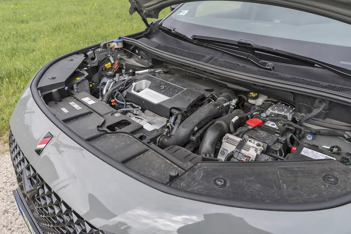 Kiviteltől függően 180 vagy 200 LE-t tud a turbós 1,6-os benzines. A villanymotorok 110 és 113 LE teljesítményűek