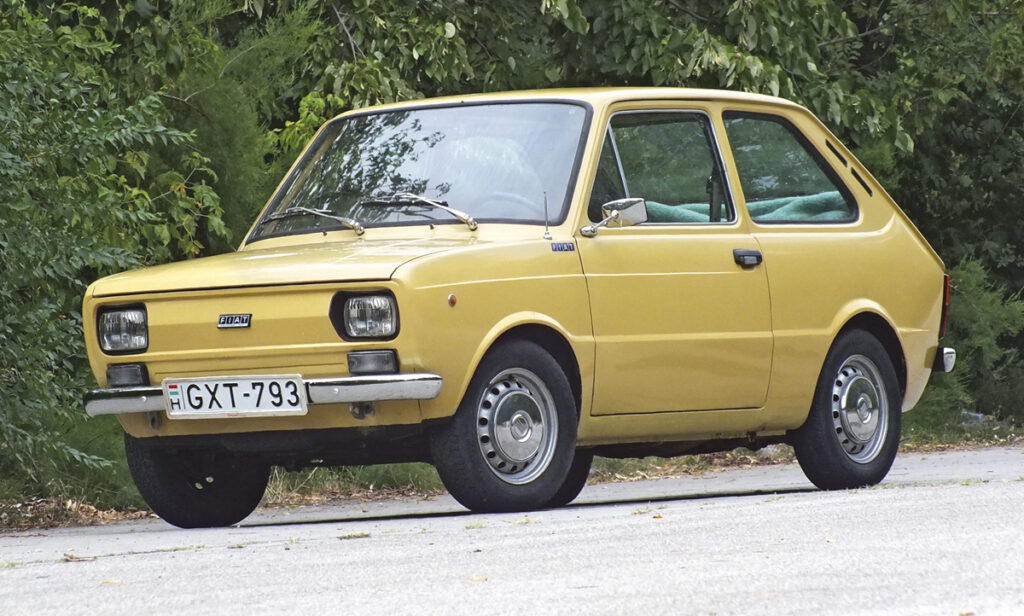 Most még Fiat 127-es felniken gurul (ilyenek voltak az Especial nevű jobban felszerelt Seat 133-asokon is), de helyettük nemsokára megérkeznek a 12 colos, eredeti, szintén dísztárcsás felnik, ahogy a sötétített első irányjelzők is hamarosan fehéreknek adják át a helyüket