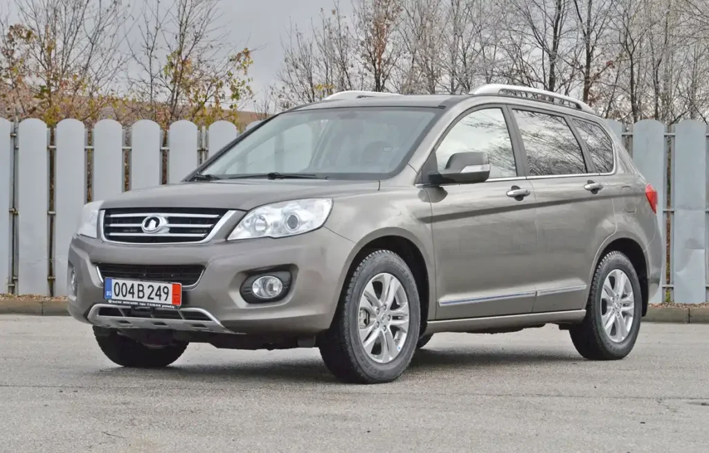 A Great Wall formájában van egy kis Honda CR-V és Toyota RAV4 is. A fényszórók projektorosak, a visszapillantók irányjelzősek, az első terepszög 26, a hátsó 22 fok. EuroNCAP-minősítése nincs, csak kínai C-NCAP, ott ötcsillagos