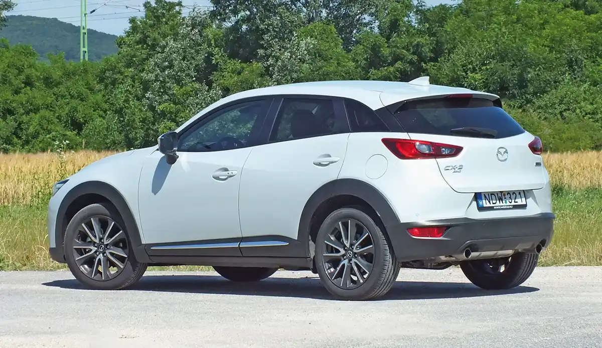 Dupla kipufogó dukál a legerősebb motorhoz. Innen jól látszik, milyen magasan van a Mazda CX-3 raktérküszöbe, és mennyire szűkek a hátsó oldalablakok, valamint a hátsó szélvédő;a forma volt az elsődleges szempont