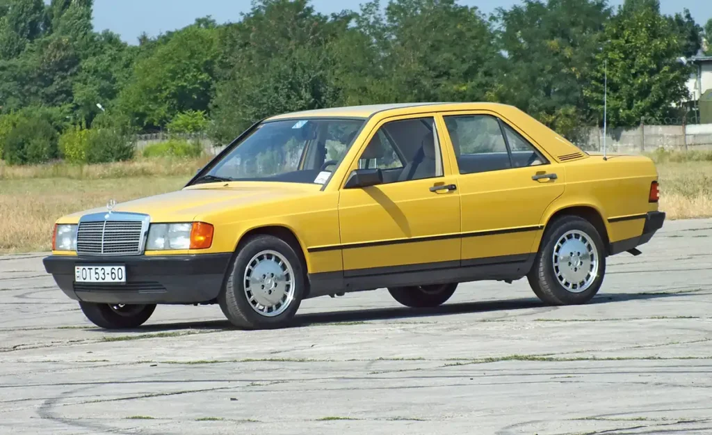 Ebben a 123-as sorozatra jellemző Szahara-sárga színben csak egy évig készült a Mercedes 190. Az 1987-es ráncfelvarrással a vékony díszléc helyét átvette az alsó részt borító műanyag panelsor (ez lett a „Sacco deszkás”)