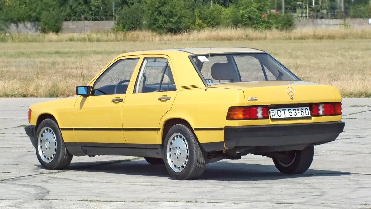 Mercedes-hagyomány volt sokáig, hogy a hátsó lámpaburákat vízszintesen kiemelkedő csíkok tagolták, így nehezebben koszolódtak be. Az utólagos (de a 190-eshez gyári extraként is kapható), 15 colos felnik polírozottak