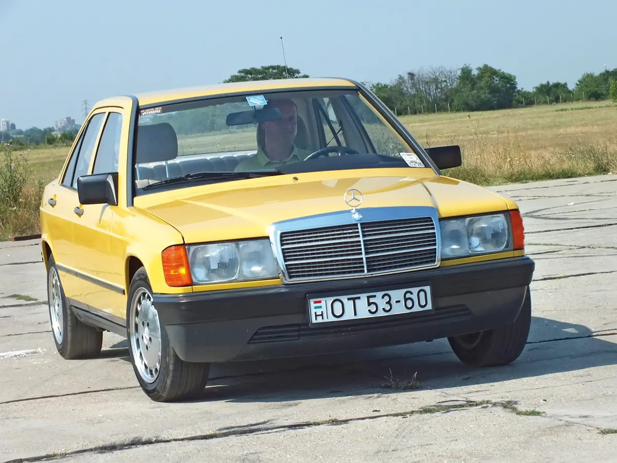 A jobb oldali tükör kezdetben még extrafelszerelés volt, érdekes megoldás, hogy az utasoldali magasabb, de keskenyebb, s mindkettő lapja kékre színezett. A hűtőmaszk melletti belső lámpák a ködfényszórók