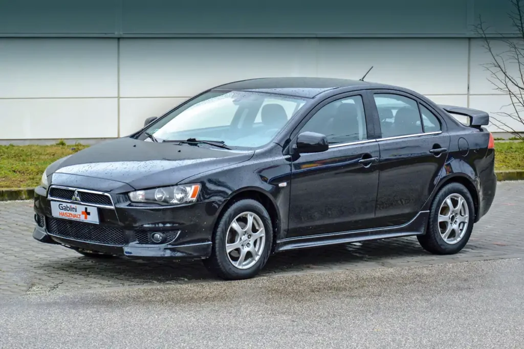 Spoilerek és 205/60-as gumikkal összerakott 16 colos alufelnik teszik látványossá a Mitsubishi Lancer megjelenését. A fényszórók még nem mattultak be. Tükrei jók, de nem osztott terűek