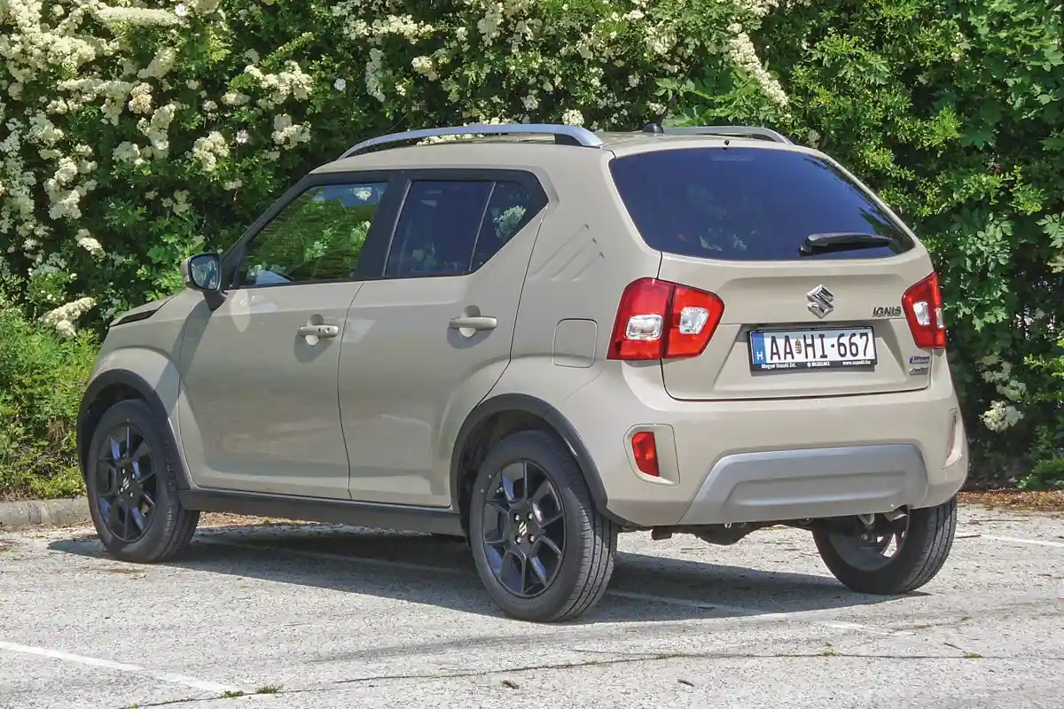 Magas a csomagtartó pereme, a hangsúlyos hátsó sárvédők a Suzuki 60-as évekbeli hátsókerék-hajtású kisautóit idézik. A hátsó világítás is teljesen LED-es
