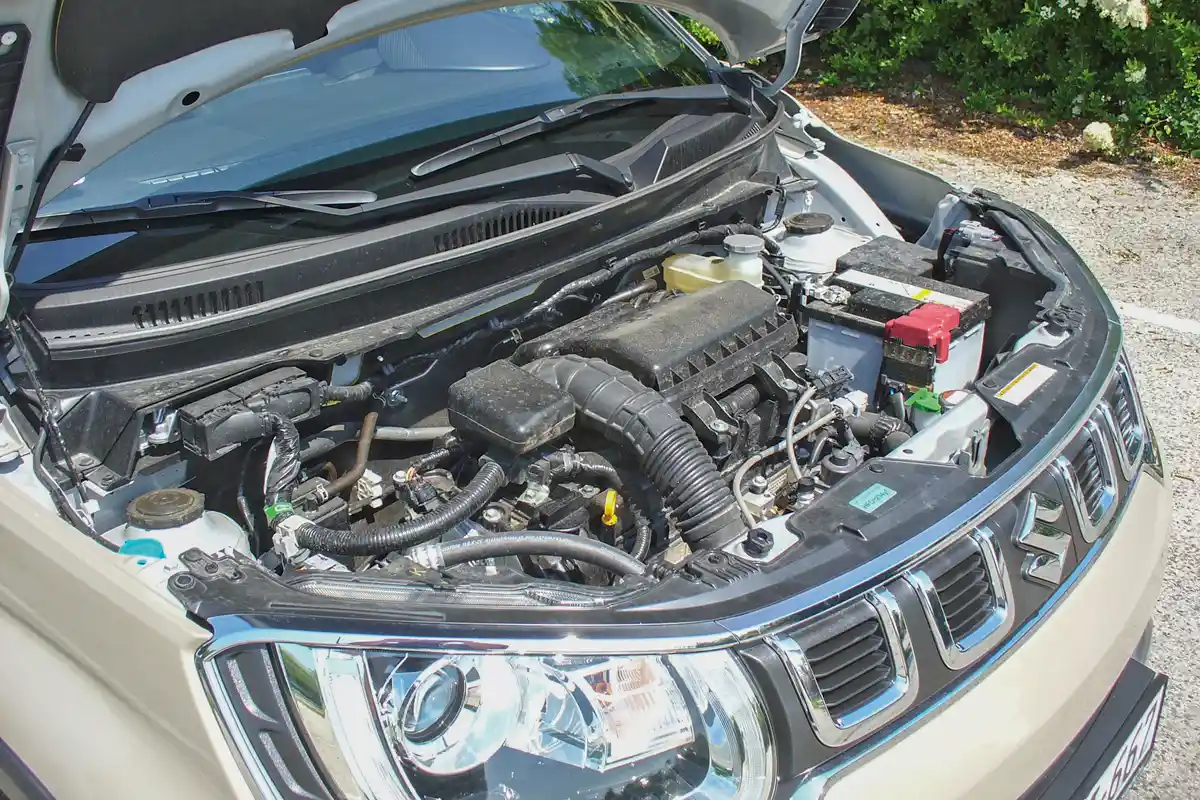 A szívó 1,2-es startstopja villámgyors és teljesen hangtalan, maga a motor 2000/perc alatt rugalmatlan, de türelmes viselkedésű. A mo­tor­fékhatás hibrid rásegítéssel is gyenge