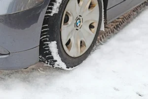 Téli gumi akció, előnyös árak. Hogyan választhatsz biztonságos és kedvező árú gumiabroncsot? Mikor kell nyári gumiról télire váltani? Fő a biztonságos vezetés, ehhez megfelelő tapadás kell.