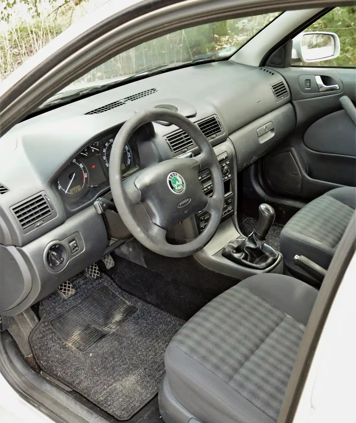 A Skoda Octavia vezetési pozíciója rendben van, a fékpedál zavaróan magasan áll. Nincs középső kartámasz. Ebben a németországi kivitelben ESP is van, a hazai modellekben jellemzően nem volt ilyen extra tíz évvel ezelőtt