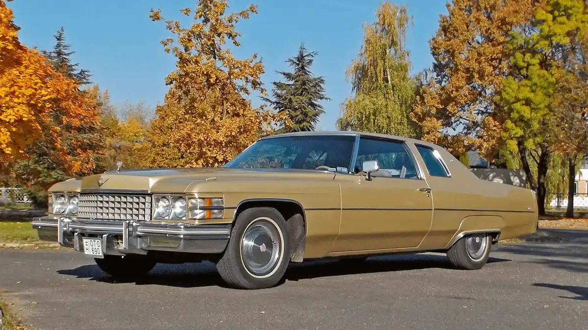 A Cadillac Calais jelentette az első lépcsőfokot a luxusvilág felé, 1974-ben kereken 500 dollárral került többe, mint testvére, a Buick Riviera