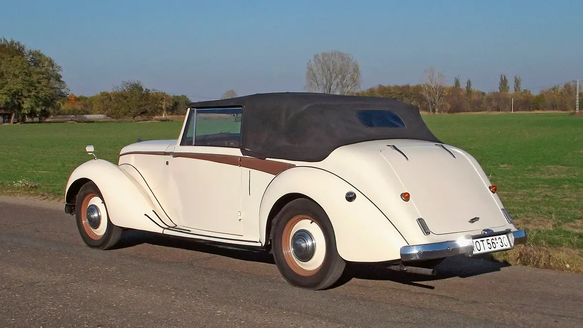 Érdekes, hogy a hasonló küllemű Lancaster kasztniját a Mulliner gyártotta, a Armstrong Siddeley Hurricane azonban házon belül készült. A felépítmény X vázra szerelt, fakeretre rögzített alu- és acélelemekből áll össze