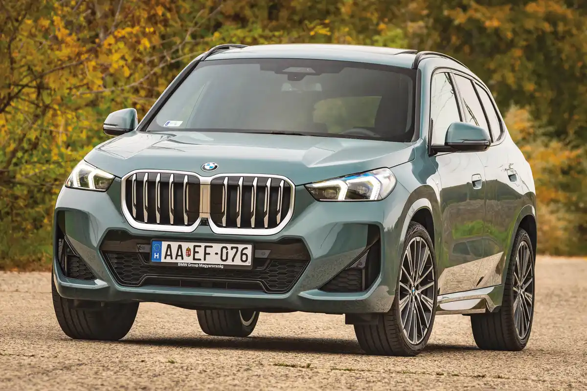 Valóban az X5 kisöccsének tűnik a BMW X1. A vesék lamellái szükségszerűen nyitnak vagy zárnak