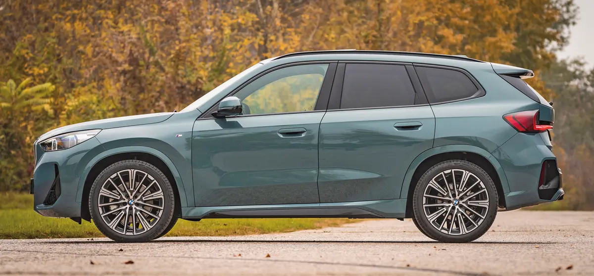 A BMW X1 4,5 m hosszú, a hasmagassága 205 mm. Az orra falszerűen egyenes felülettel tolja a levegőt