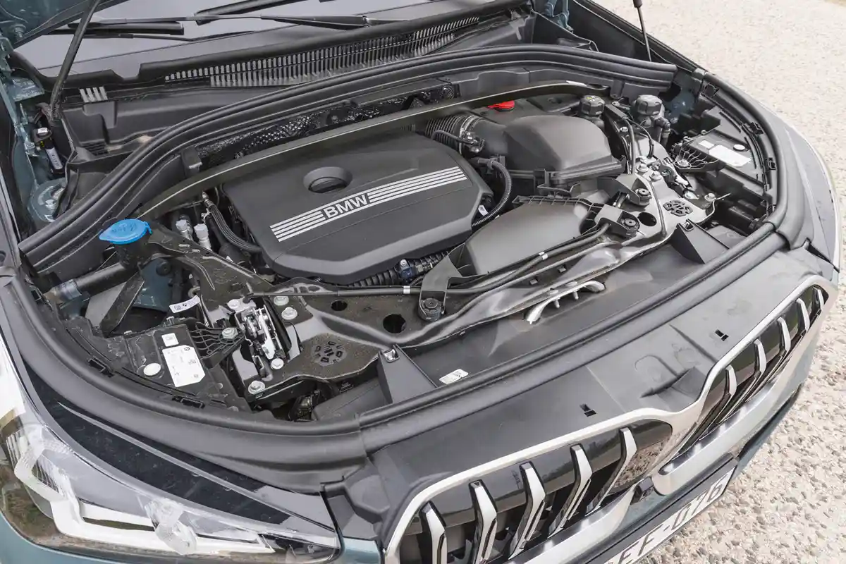 Mivel a Mini alapjaira épül, minden BMW X1 keresztben álló motorral fut, és alapból elöl hajt