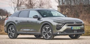 Csak az ajtóknál lévő felirat, valamint a zöld rendszám árulja el, hogy villamosított a Citroën C5 X
