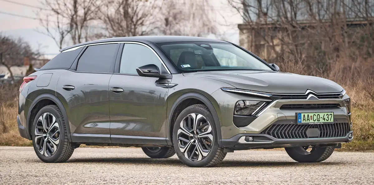 Csak az ajtóknál lévő felirat, valamint a zöld rendszám árulja el, hogy villamosított a Citroën C5 X