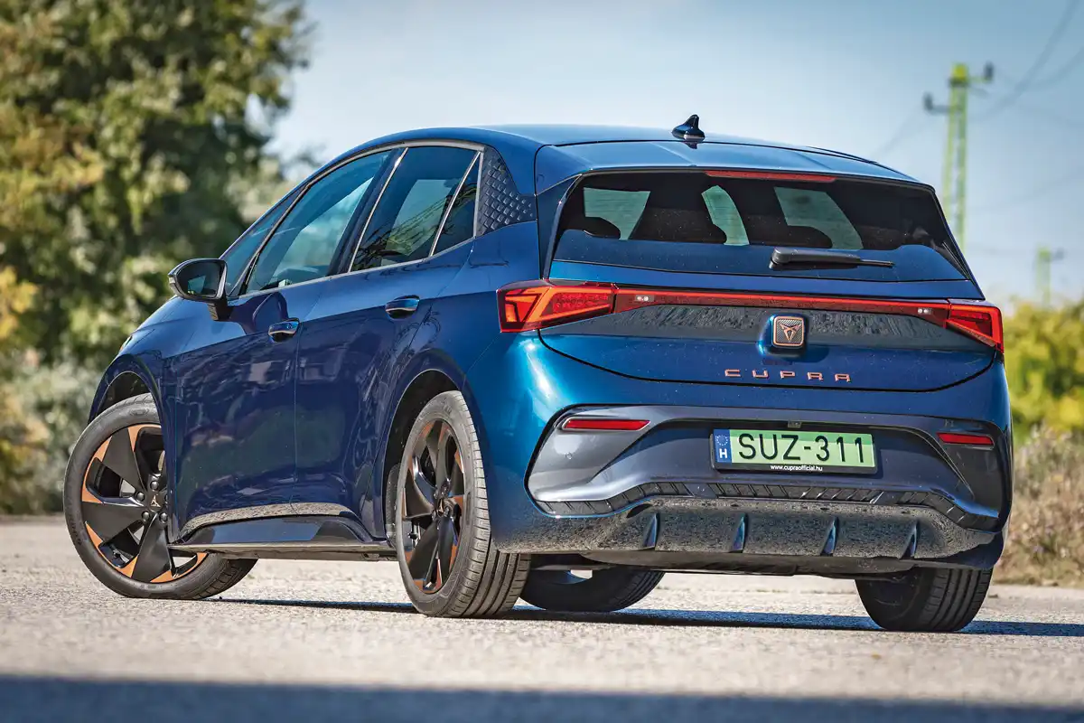 A Cupra Born visszapillantói jó helyen vannak az ajtólemezeken. Este látványos a teljes szélességben világító hátsó lámpa