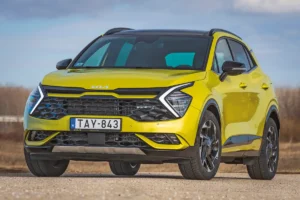 Extravagáns a A Kia Sportage frontrésze. Az automata távfény látványosan úgy kapcsol be, mint amikor a színházban szétnyílik a függöny