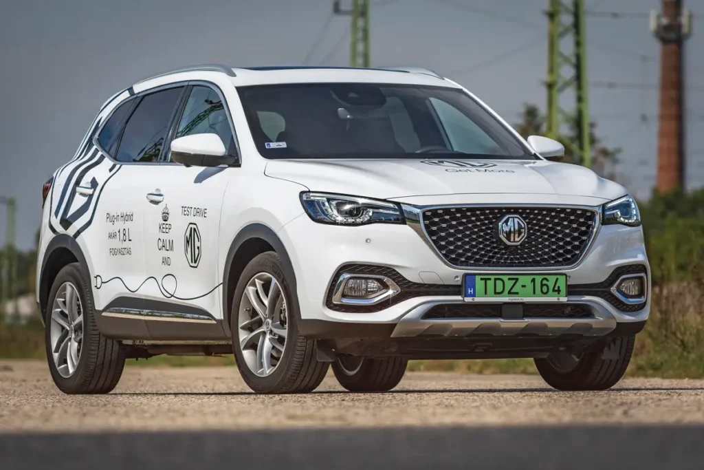 Az MG EHS hűtőmaszkjához és a fényszórókba tett jellegzetes menetfényekhez mintha az előző generációs Mazda CX-5 adta volna az ihletet