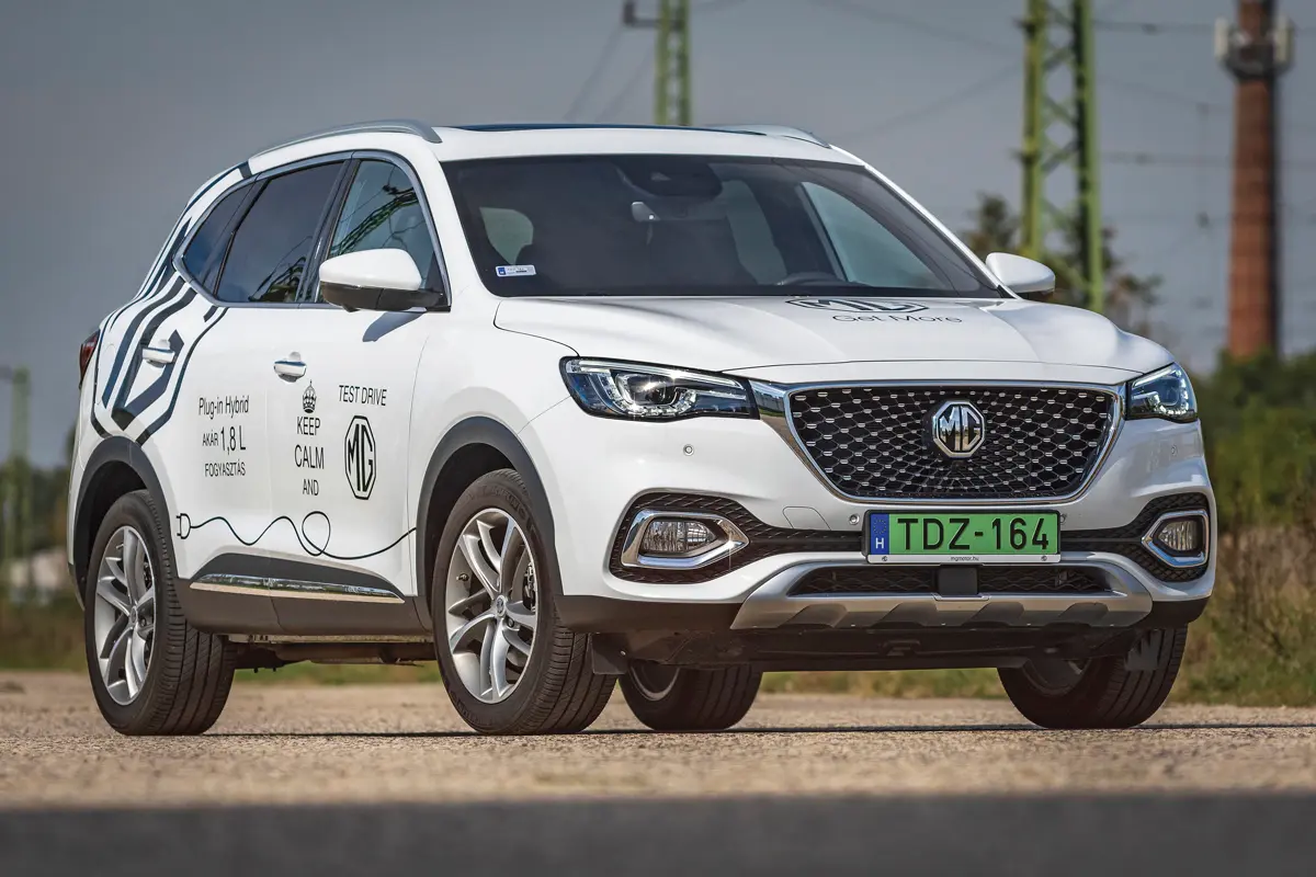 Az MG EHS hűtőmaszkjához és a fényszórókba tett jellegzetes menetfényekhez mintha az előző generációs Mazda CX-5 adta volna az ihletet