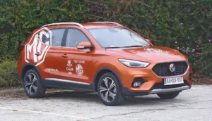 Minden MG ZS minden fényforrása LED-es, az első ködlámpák csak a Comfort+-tól járnak. A 17 colos alufelni-garnitúra alapáras, nagyobbat, vagy más mintájút rendelni sem lehet