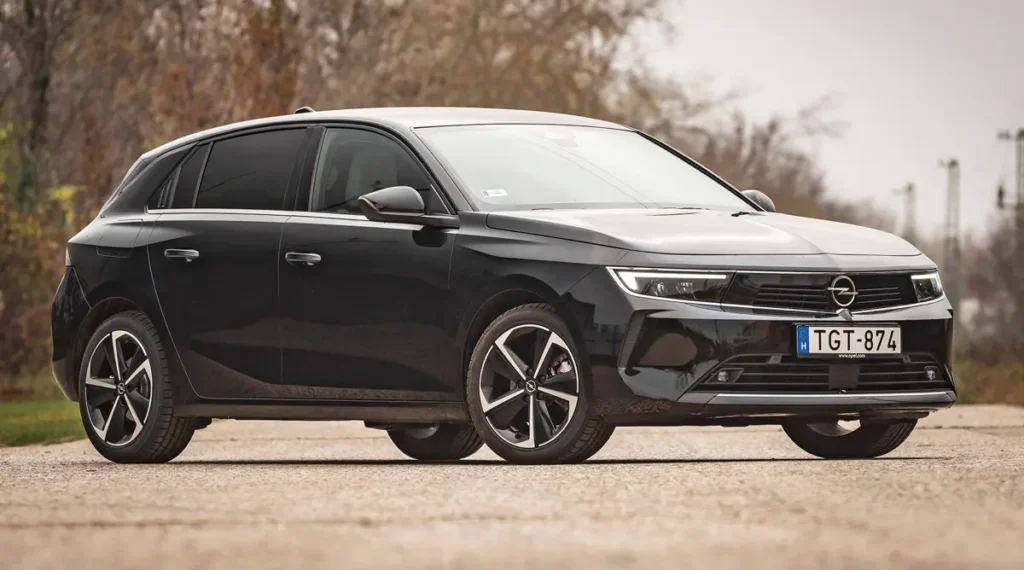 Ezek a 17-es alufelnik járnak alapból az Opel Astra Elegance kivitelhez. A felármentes alapszín a metál sárga, minden másért fizetni kell