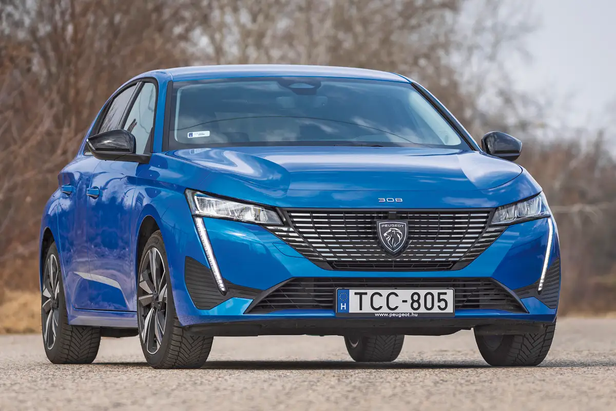 Nem titok: a műszaki alapok közösek az új Opel Astráéval, de a Peugeot 308 formája cizelláltabb. Széria a LED fényszóró, az Allure automata távfényt is kap