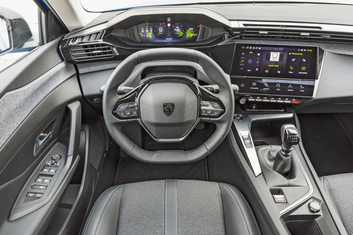 Ismerős az i-Cockpit, a magasra emelt műszeregység miatt egyáltalán nincs head-up kijelző. A kormány-váltókar-pedál trió távolsága ideális