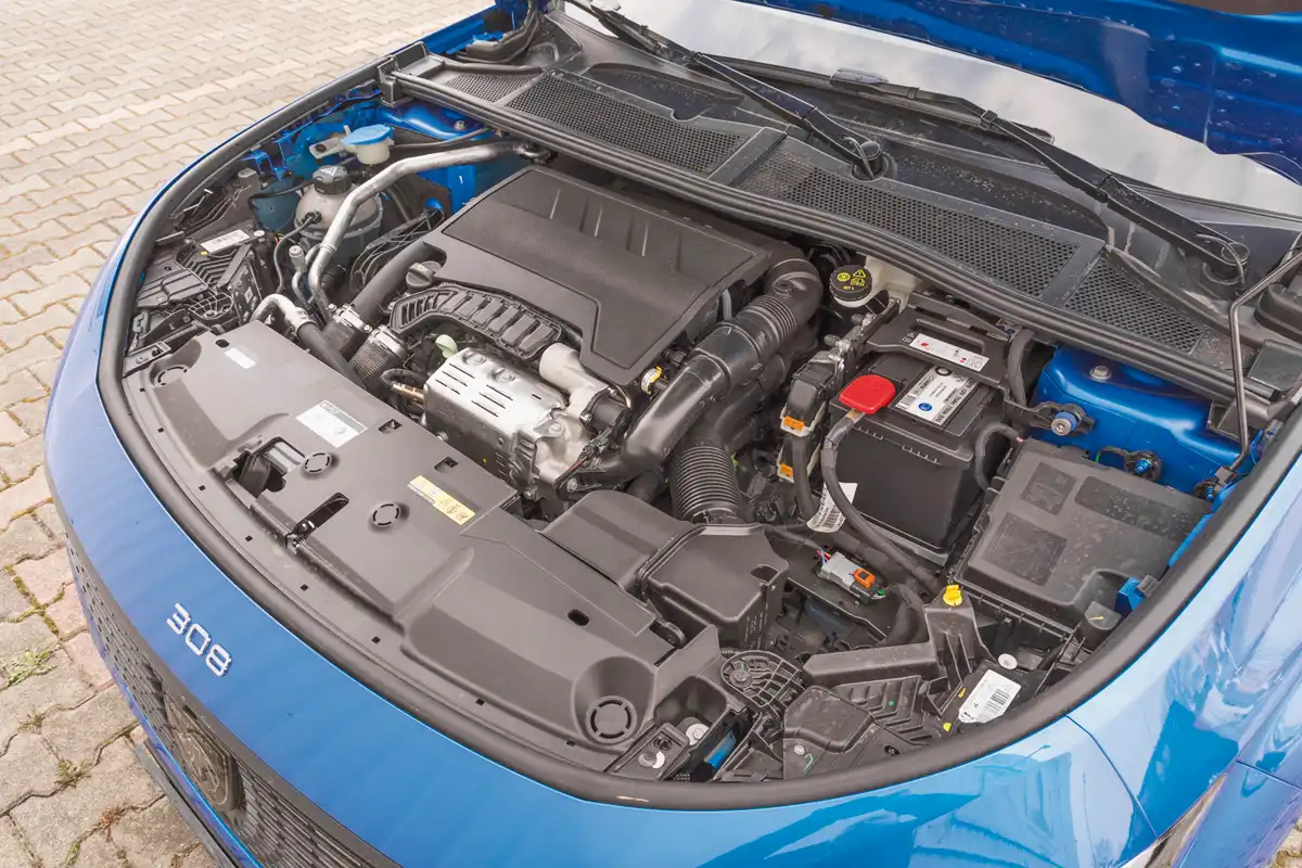 Számos PSA-Opel modellben felbukkan ez a 130 LE-s 1,2-es, a célnak a 308-asban is megfelel. Aki sokat utazik, vegyen inkább 1,5-ös, szintén 130 LE-s BlueHDi dízelt
