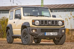 Kedves jelenség a Suzuki Jimny, a 15 colos lyukacsos lemezfelni szerintünk jobban mutat rajta, mint a 16-os alu. A hasmagasság 210 mm, diódás fényszóró az LCV-hez nincs