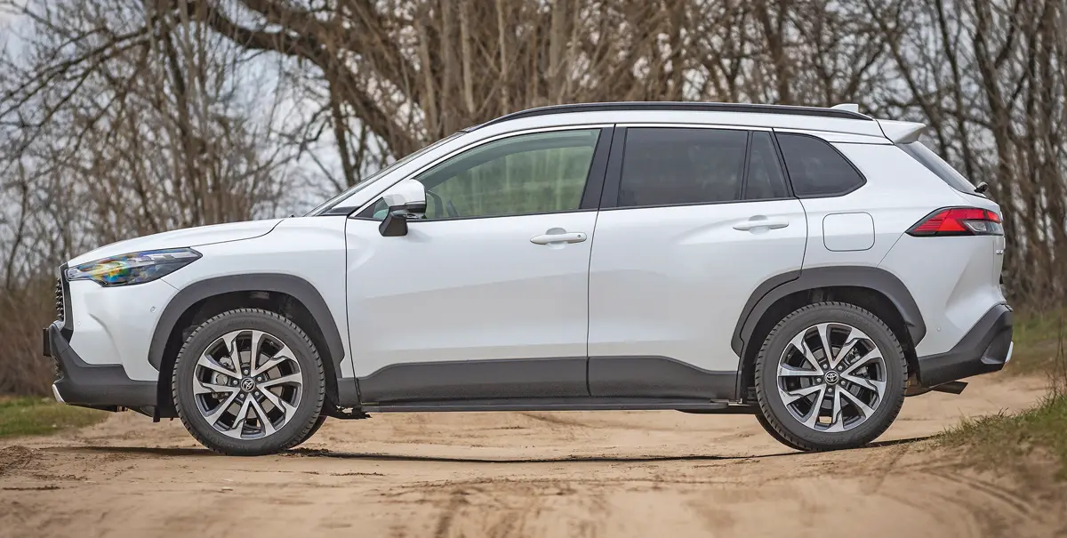 Komoly terepre a hosszú, 955 mm-es első túlnyúlás miatt sem való a Toyota Corolla Cross, egy meredekebb akadály azonnal „felnyomná” az elejét. A fekete műanyagok jól mutatnak és védelmet is adnak