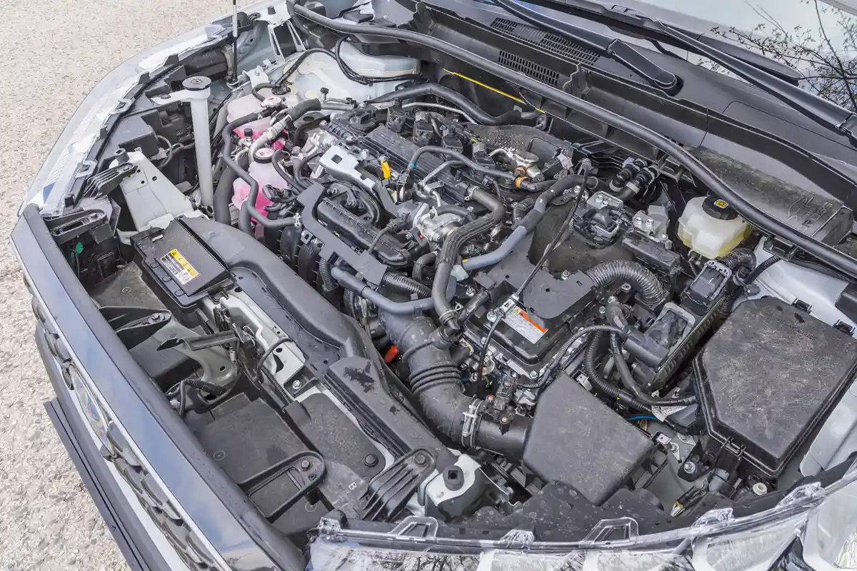 Esztétikusabb lenne a látvány egy burkolattal, de a Toyotánál talán úgy vannak vele: nem kell nyitogatni a gépháztetőt. A fronthajtású 2.0 Hybrid benzinmotorja 171, az összkerekesé csupán 152 LE-s