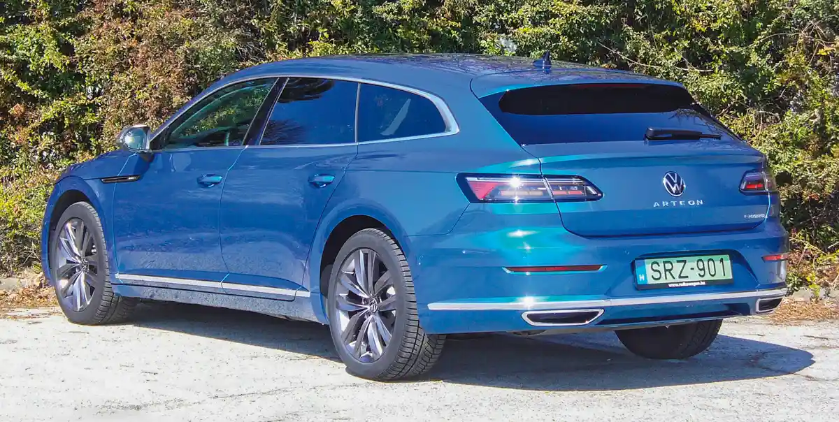 Szép ívet rajzoltak a tetőnek, a hátsó tengely fölötti szélesítéssel pedig annak ellenére megvan a farnehézség, hogy a Volkswagen Arteon fronthajtású