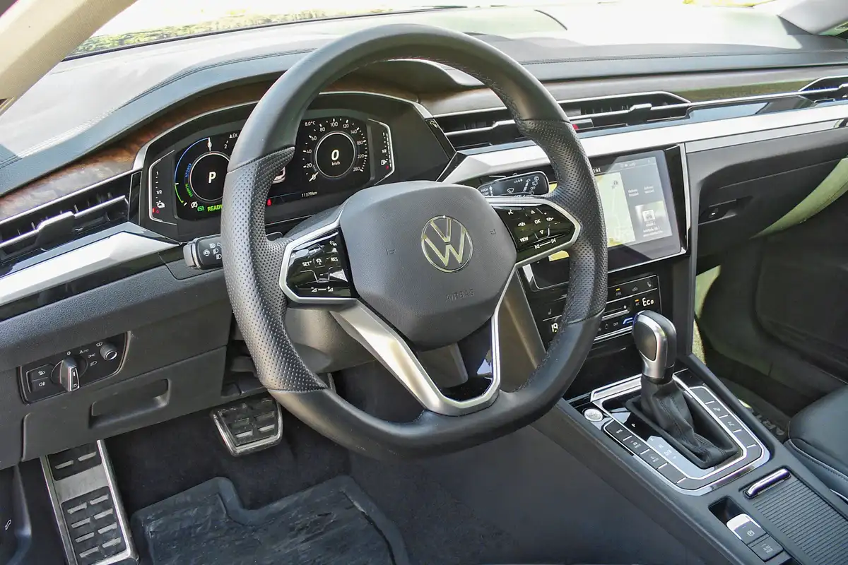 A Volkswagen Arteonban steril, de könnyen kezelhető a pult, az anyagok sem rosszak, az eukaliptusz fabetét elegáns. A kormány haptikus gombjai nem tetszettek