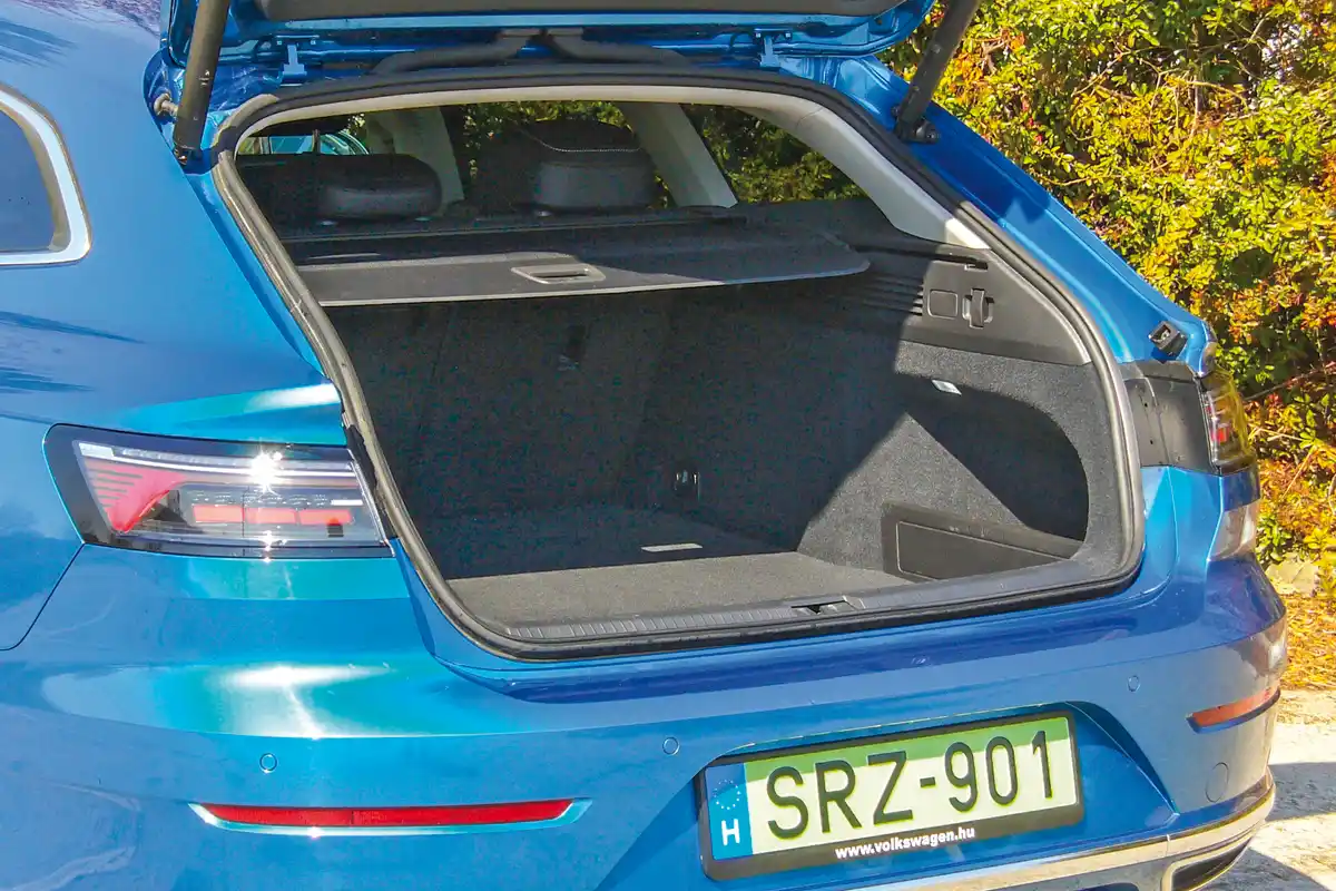 Alapból 565 helyett csak 455 l-es a csomagtartó a Volkswagen Arteonban, a zsugorodásért a hibrid rendszer akkumulátora a felelős