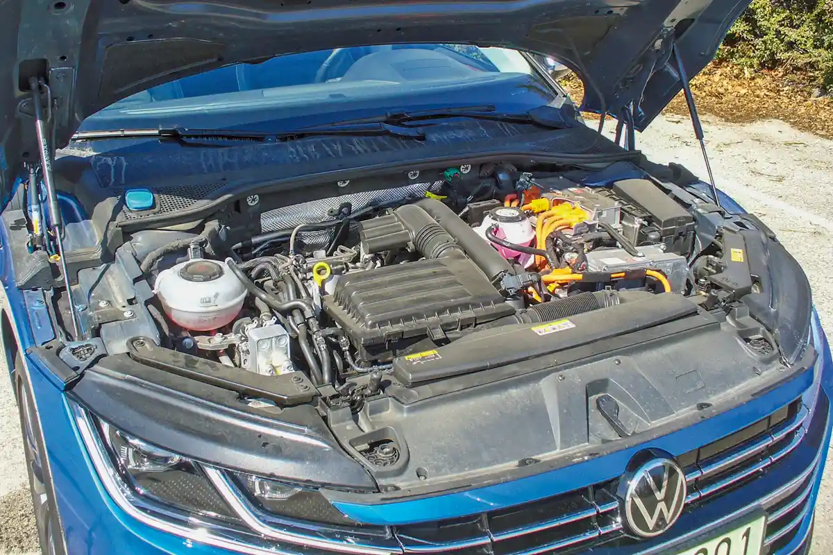 Keresztben forog az 1,4-es TSI, a villanymotor a váltóhoz került