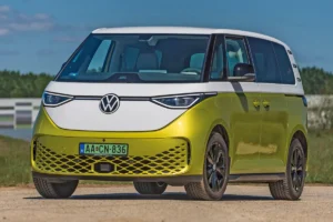 Csak a fehér, az ezüstmetál és a fekete gyöngyház szín nem párosítható kettős kombinációval. Kerek fényszórókkal még múltidézőbb lenne a Volkswagen ID.BUZZ, de így is elolvad tőle mindenki