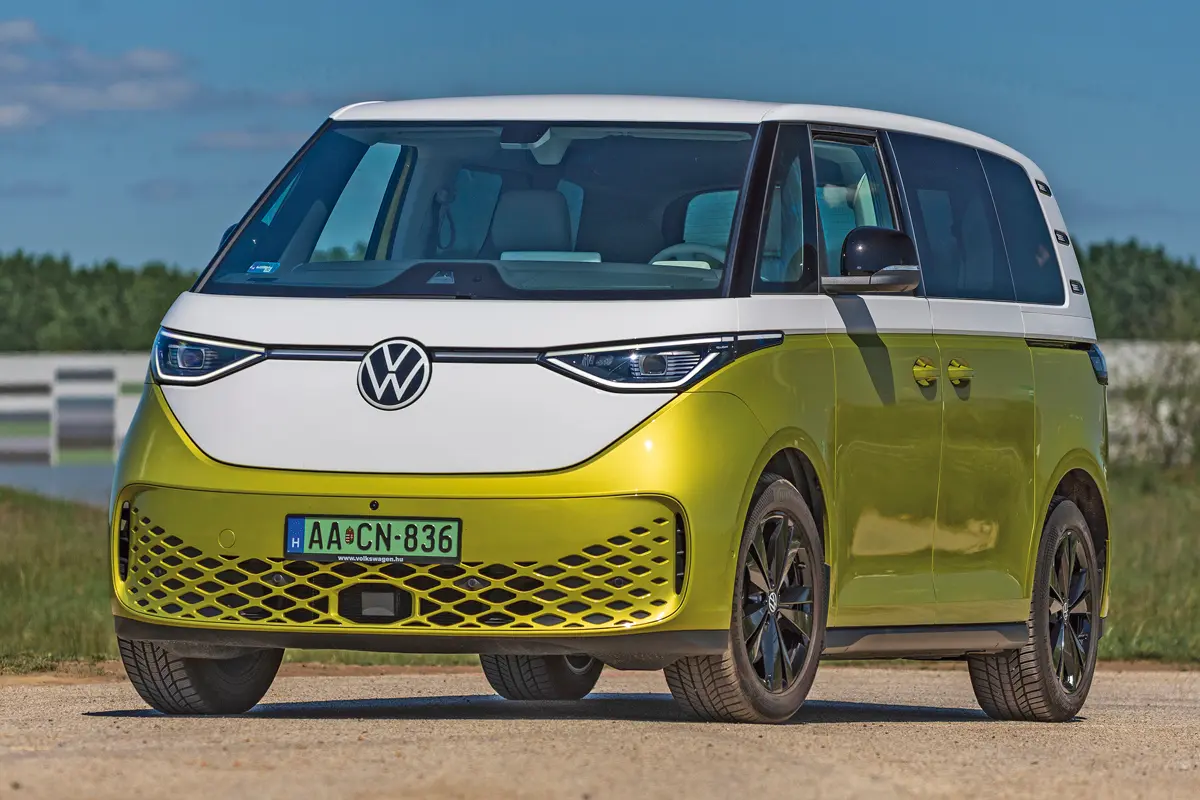 Csak a fehér, az ezüstmetál és a fekete gyöngyház szín nem párosítható kettős kombinációval. Kerek fényszórókkal még múltidézőbb lenne a Volkswagen ID.BUZZ, de így is elolvad tőle mindenki