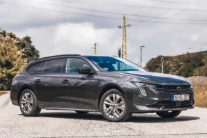Átrajzolták az elejét és megkapta az új Peugeot pajzsot is. A 17 colos kerekekkel komfortosan gurul
