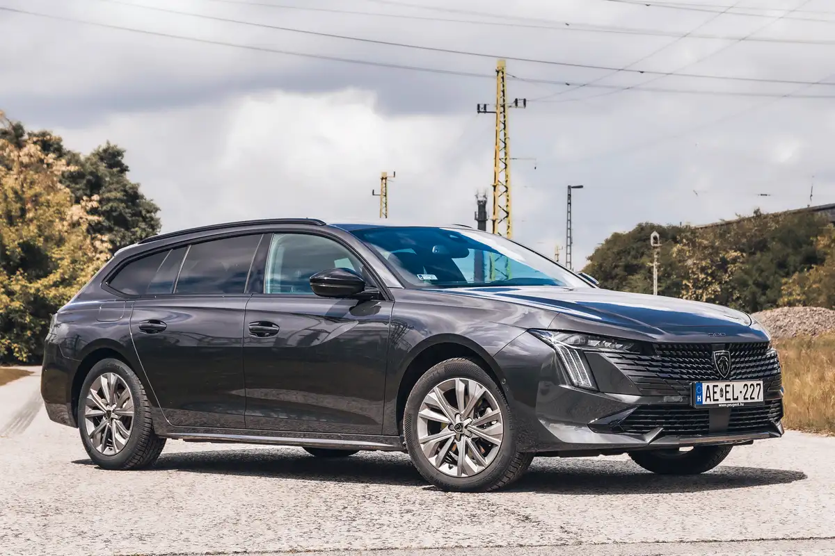 Átrajzolták az elejét és megkapta az új Peugeot pajzsot is. A 17 colos kerekekkel komfortosan gurul