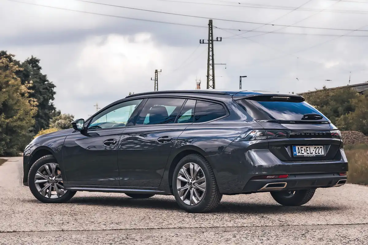 A Peugeot 508 csomagtartója érintés nélkül is nyitható, ha 210 ezer forintért megvesszük ezt az extrát