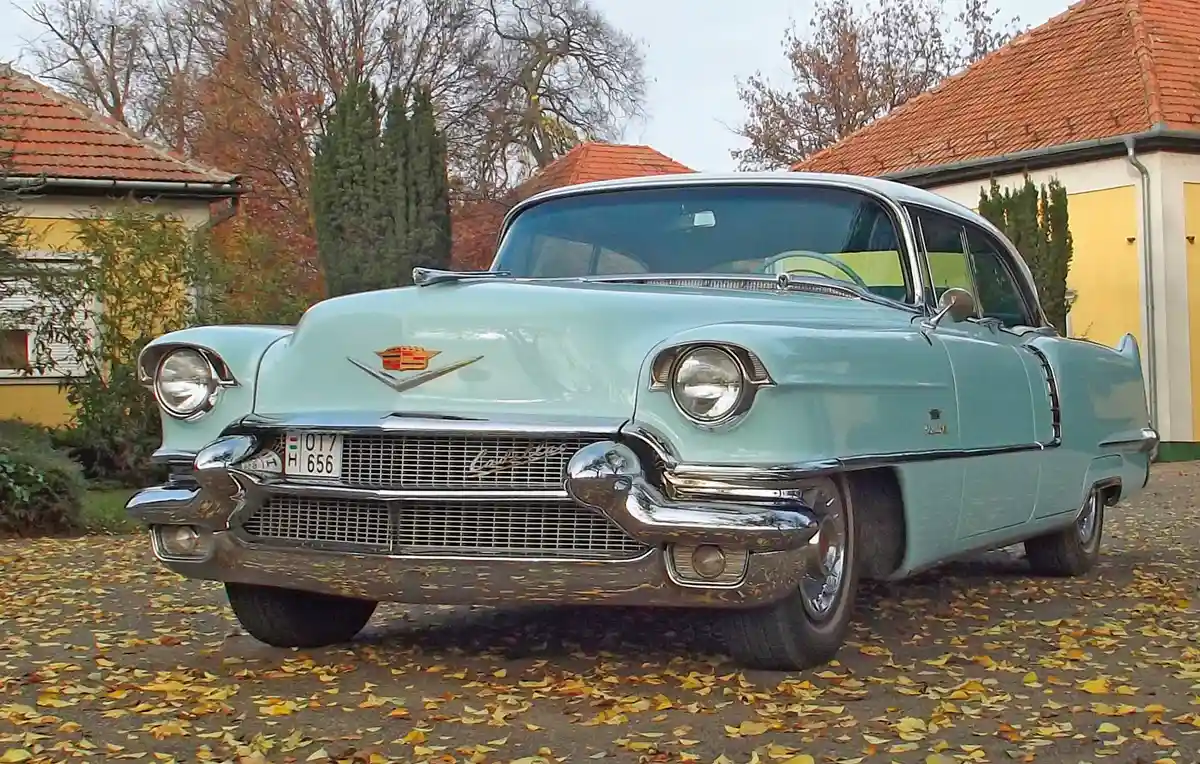 1956-ban 41 732 Hardtop Sedan de Ville készült, átlagos áruk 4500 dollár volt