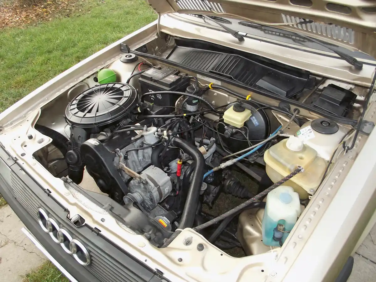 A blokk szürkeöntvény a hengerfej alu, a motor 20°-ban jobbra dől. A fogyasztás 9,0 l/100 km