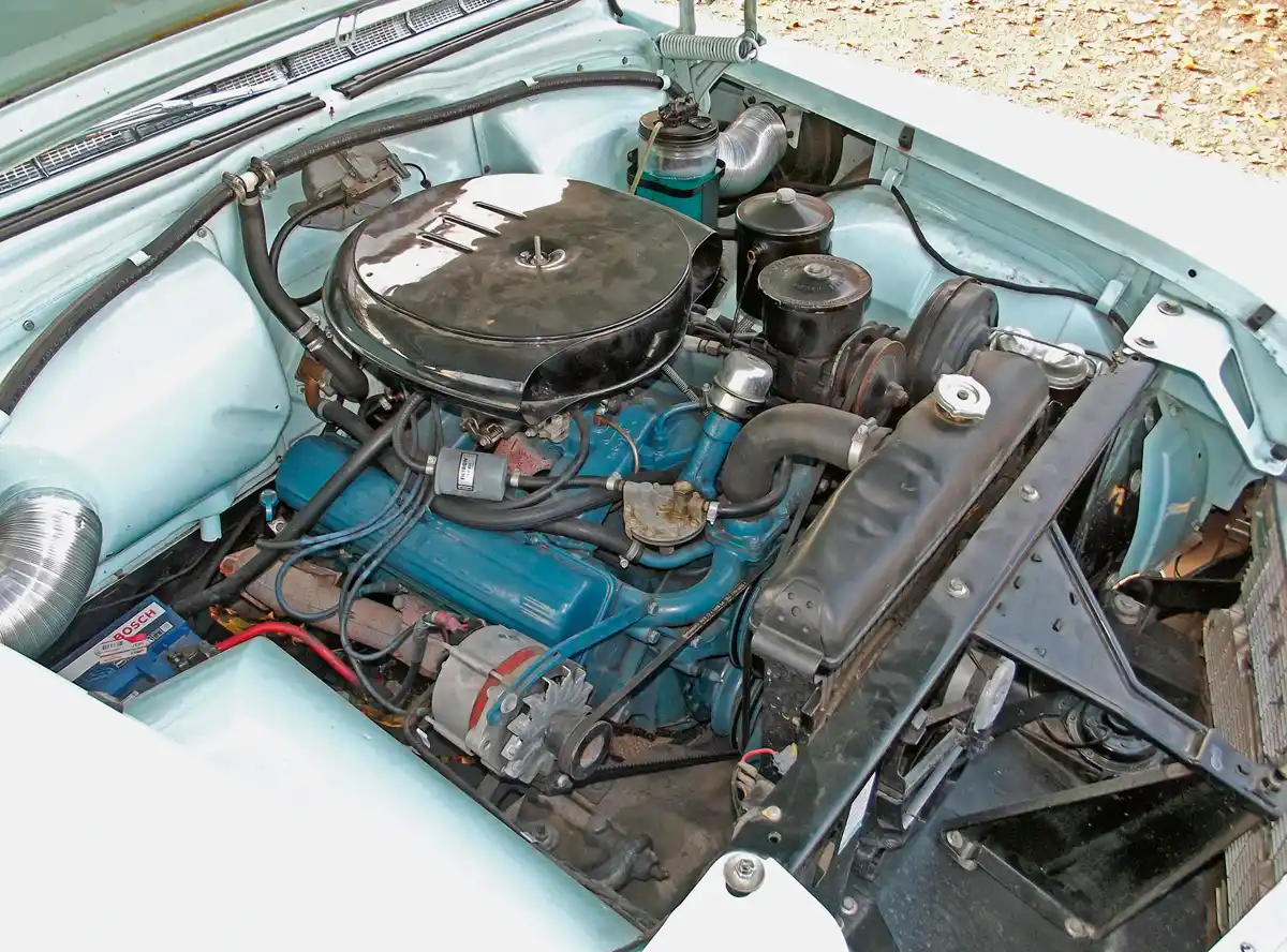 A V8-as alu-dugattyús, és Carter porlasztó táplálja. A kétkarburátoros, és a teljesítményt 305 LE-re emelő Power Pack-et itt felárért adták, az Eldorado-ban alapfelszerelés volt