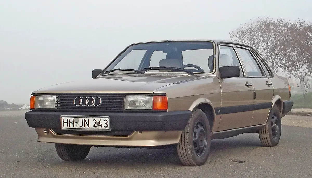 Az Audi 80-asnak komoly konkurenciával (Opel Ascona, BMW 3, Ford Taunus, Alfa Romeo Alfetta, stb.) kellett megküzdenie a piacon. A 13 colos kerekek gyáriak, a dísztárcsák még hiányoznak