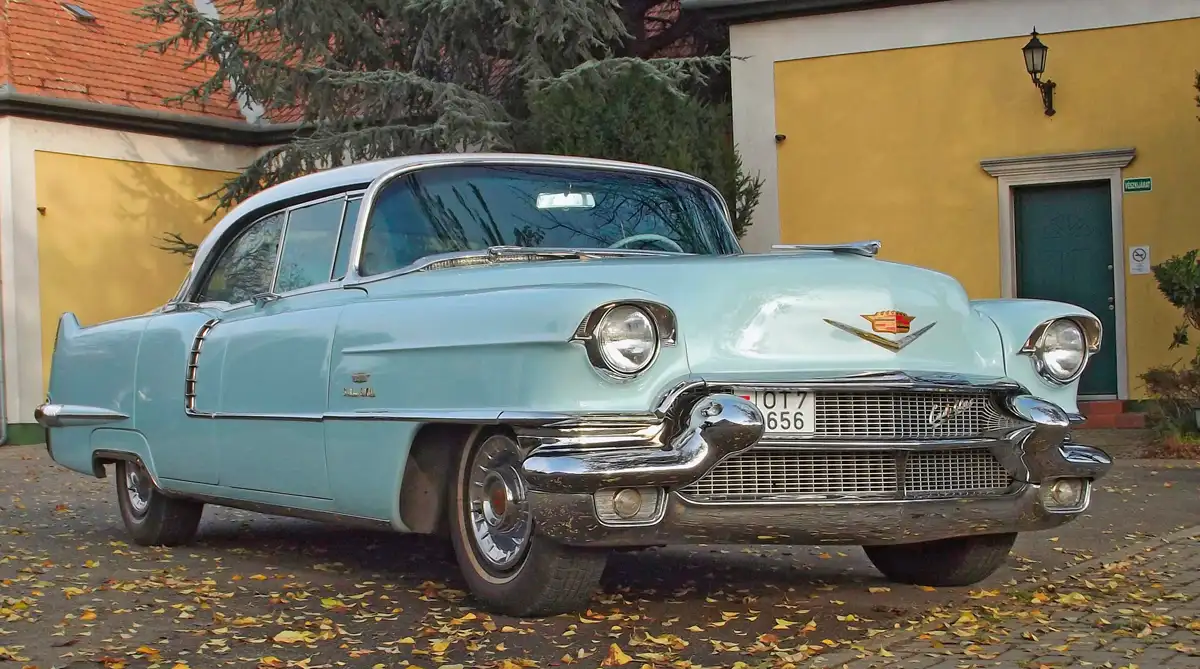 A korszakban a Series 75 volt a Cadillac csúcs, a de Ville eggyel alatta állt a rangsorban