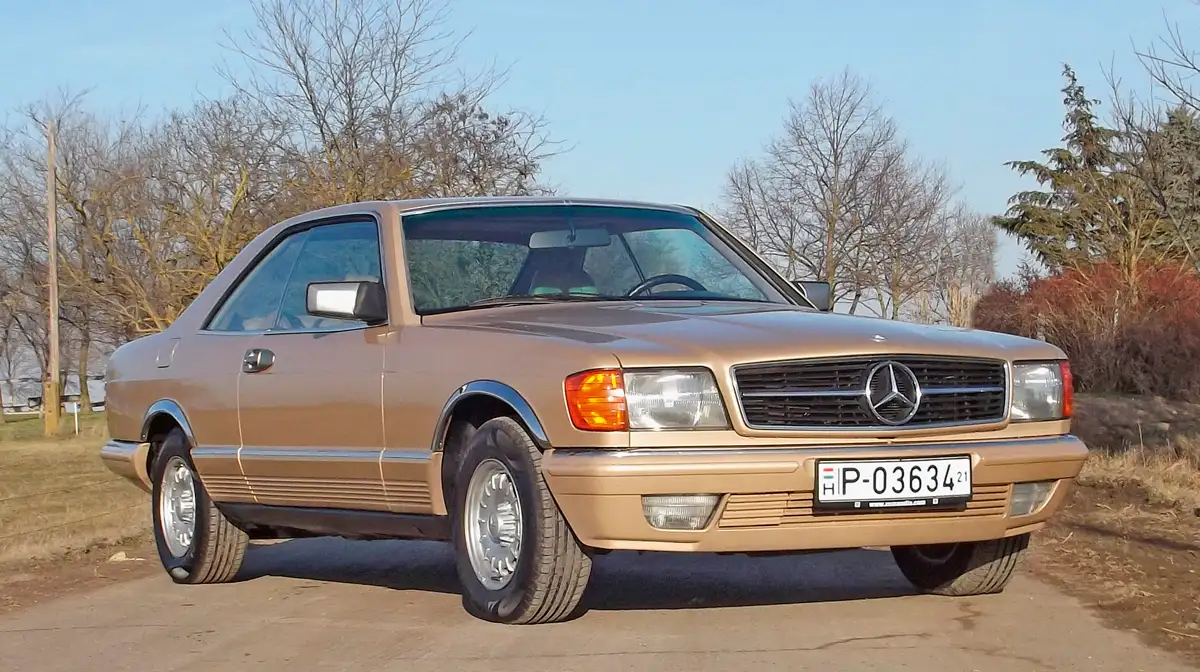 A Mercedes-Benz kupénak két komoly piaci ellenféllel kellett megküzdenie, a BMW 635 CSi-vel és a Jaguar XJ-S-sel