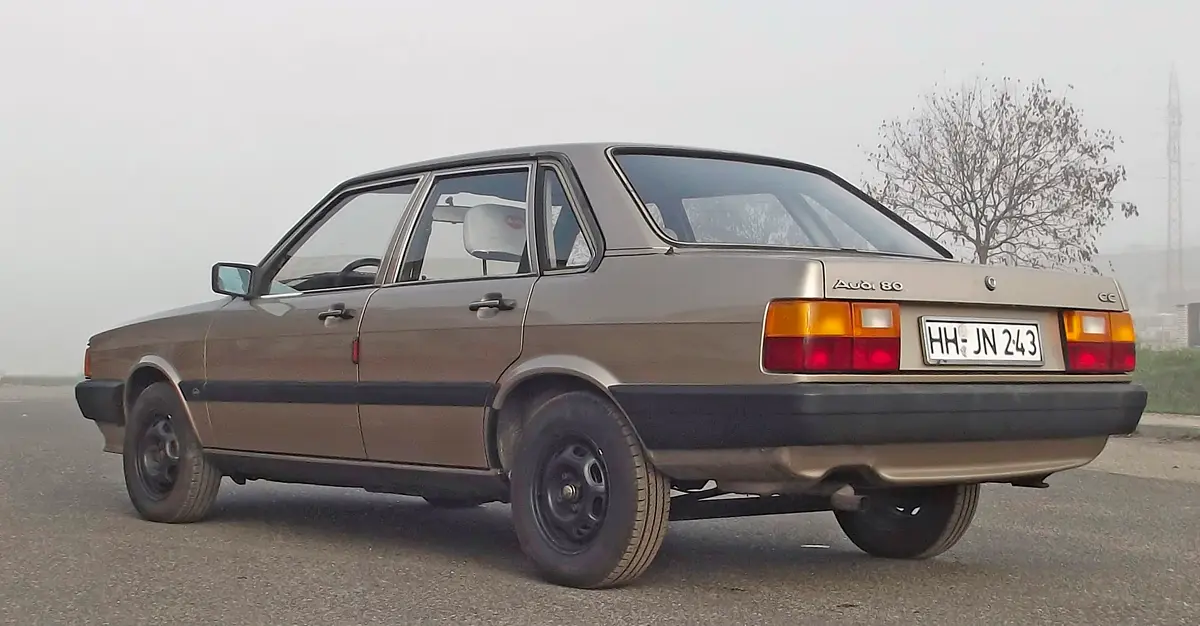 Az Audi 80 CC-nél minden ablakkeret krómozott, a ráncfelvarrás után a csomagtérfedél alsó peremét lehúzták egészen a lökhárítóig