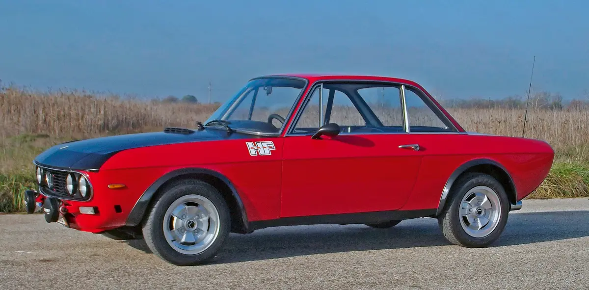  A Lancia Fulvia karosszériája minden eleme acél. A Monte Carlón és HF-en műanyag betétekkel szélesítették ki a sárvédőíveket